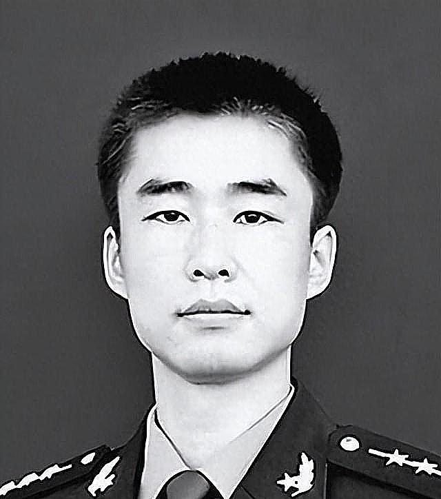 31岁军人请假探亲未归，女儿一句话让全军动容
 
2012年，山东一名军人请假回