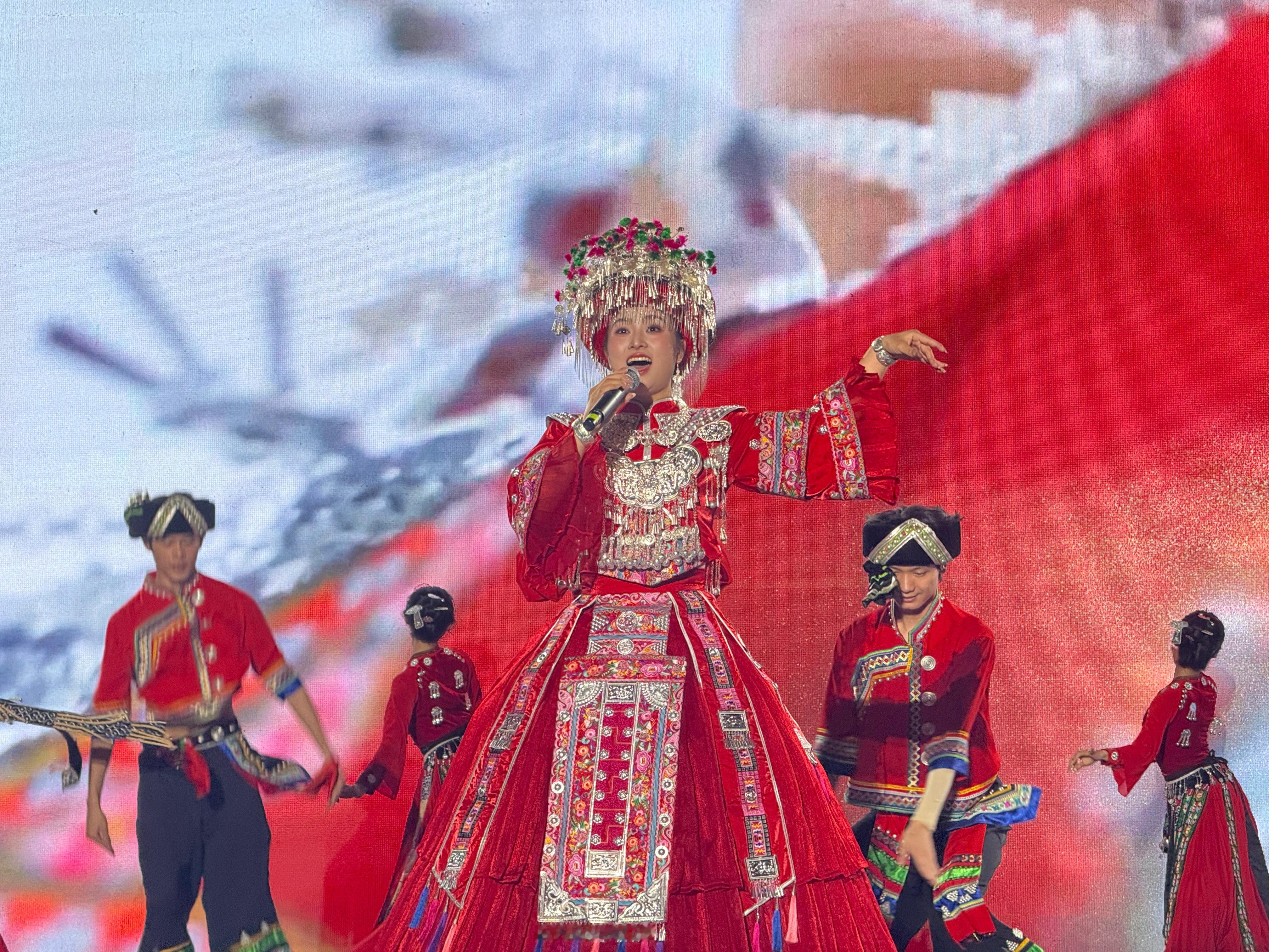 一路山歌上南山夜色相逢，城步六月六山歌节晚会精彩上演。浓郁非遗民俗轮番亮相，悠悠