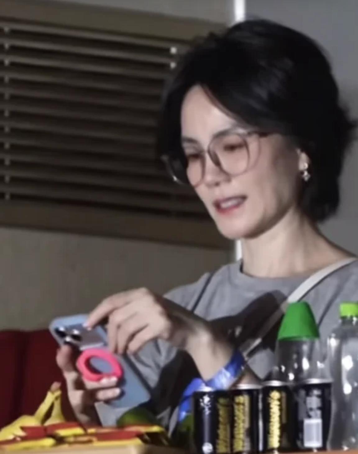 你怕老吗？放过王菲吧，衰老面前人人平等。王菲一组生图流出，评论区吵翻了天。很多人