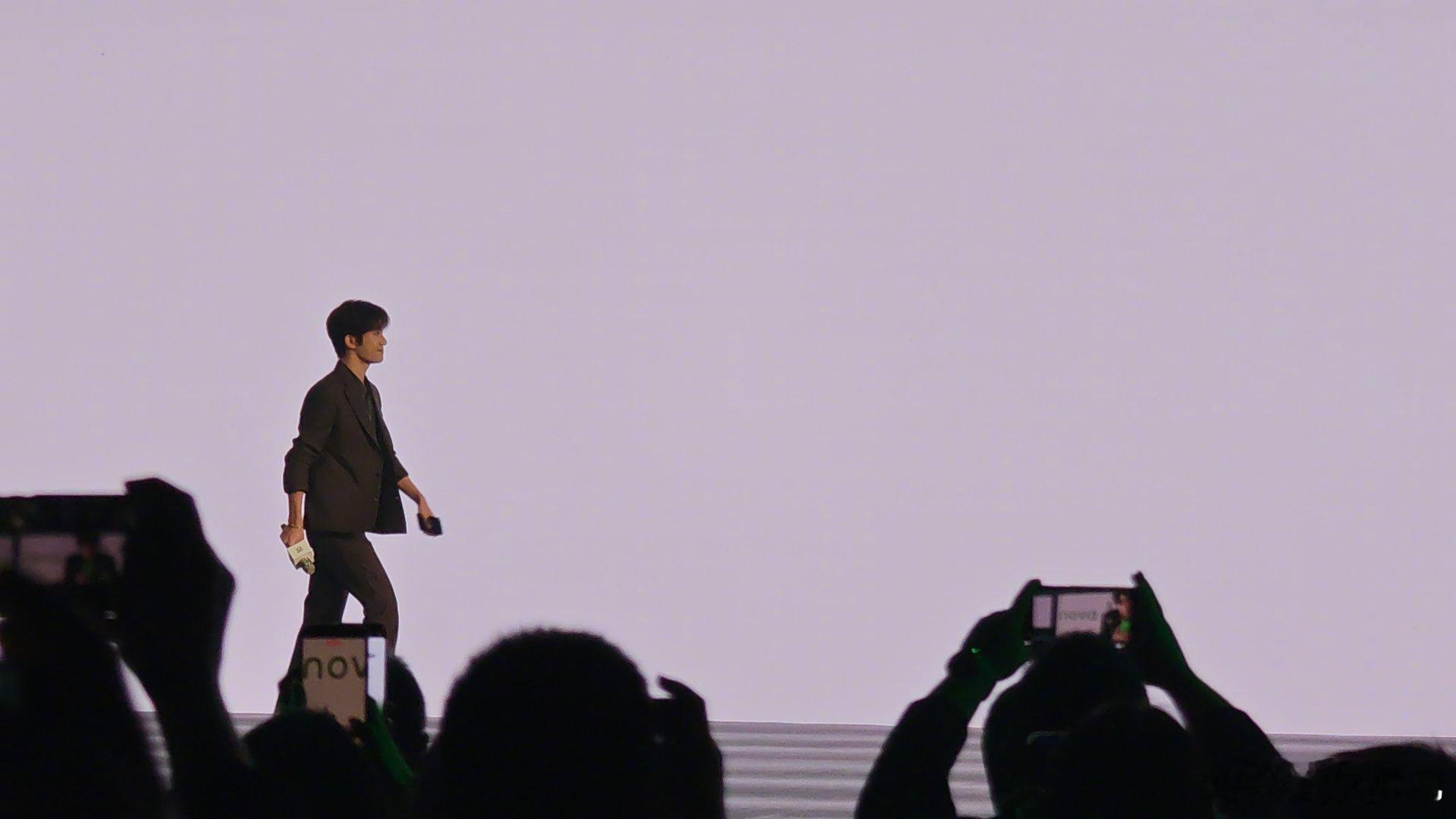 易烊千玺作为nova系列的常年代言人，也从四字弟弟成长到了影帝四舍五入也是跟易烊