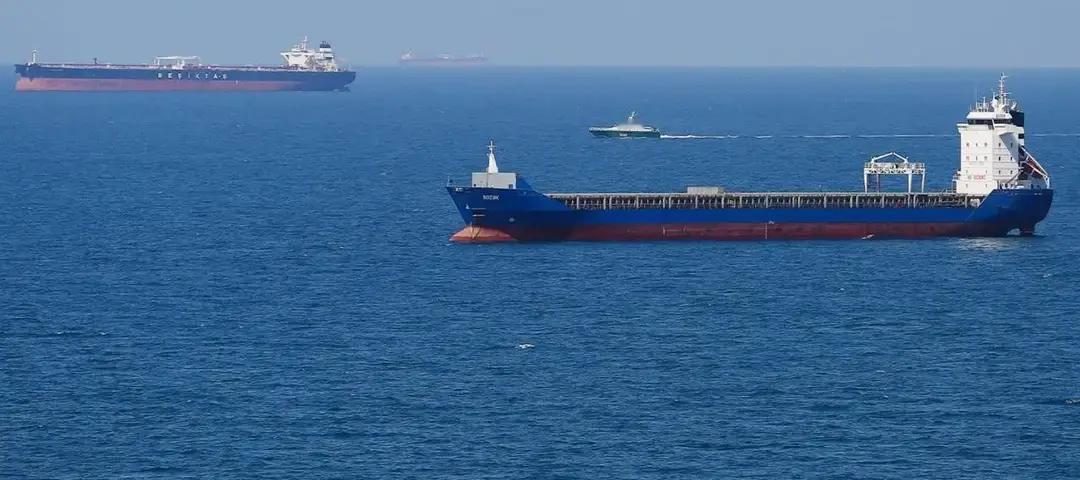 美俄又在大西洋海面上拧上了发条。
 
一艘名为“海洋”号、挂俄罗斯旗的空载油轮，