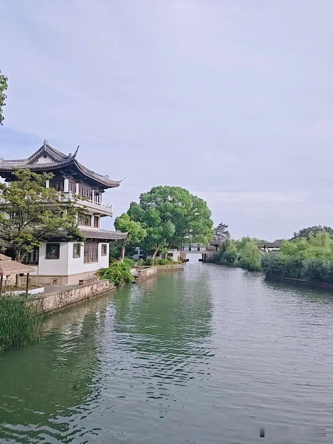 沪指踩关键支撑却无企稳信号，内外扰动叠加，当下只有一条稳妥思路
 
周五沪指回踩