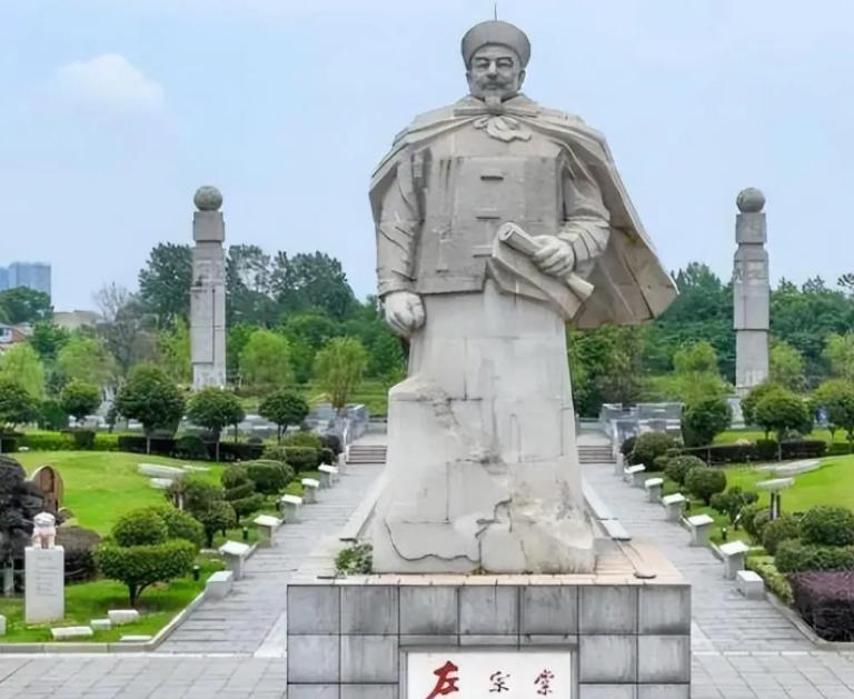 875年，李鸿章说：新疆那不毛之地，不要就不要了！左宗棠大怒：166万平方公里，