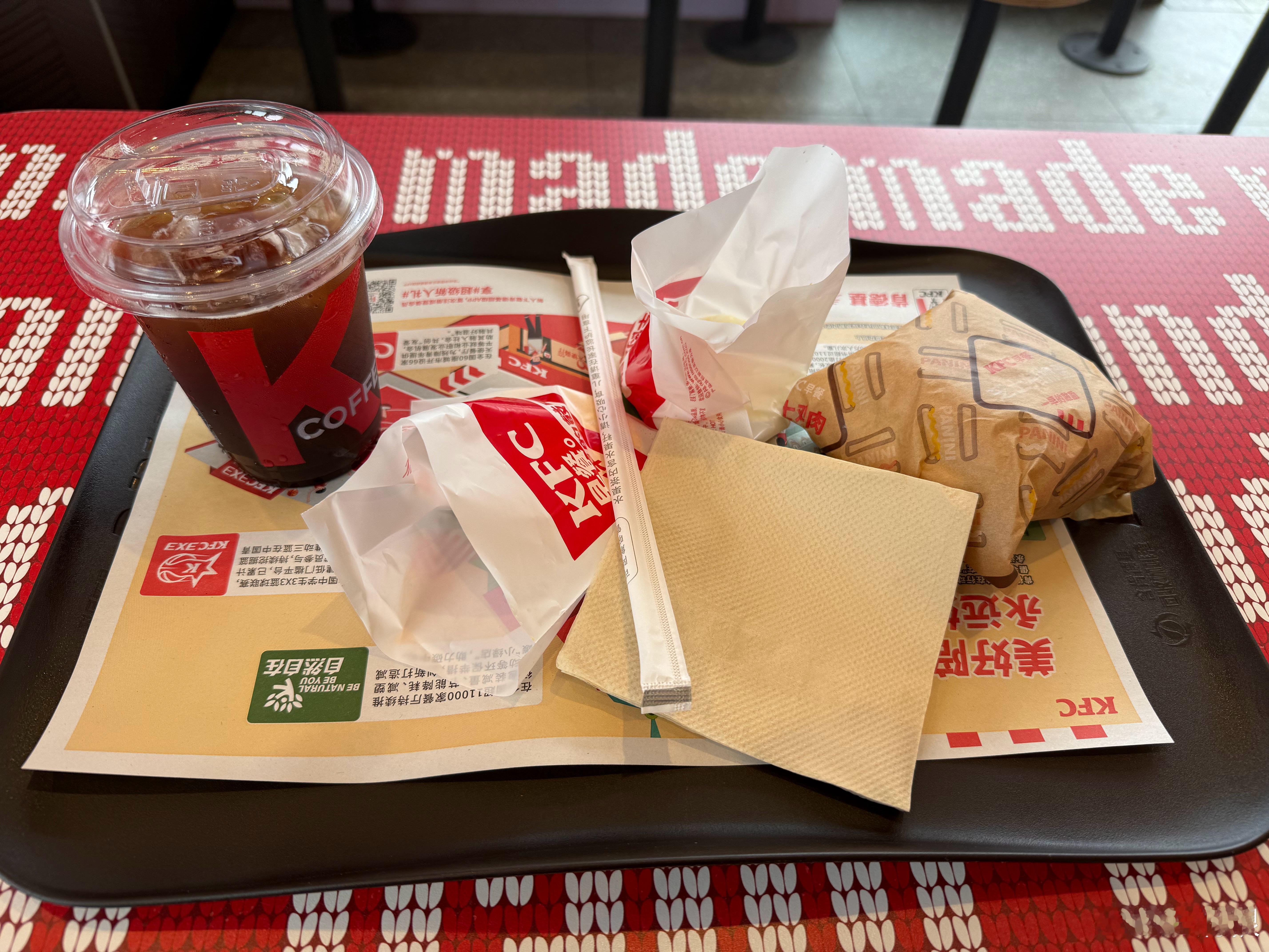 今天在肯德基发飙了[泪]每次跑完步，我都点一个猪柳蛋帕尼尼套餐，把套餐里的油条换