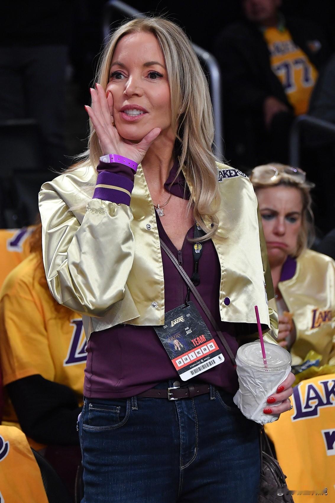 伦纳德调查，NBA官方和ESPN各执一词，你信谁？珍妮·巴斯一人对抗整个家族，她