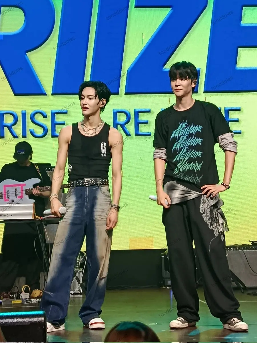 看宋银书朴元彬同框就知道为什么官推门面是宋银硕了吧？ 