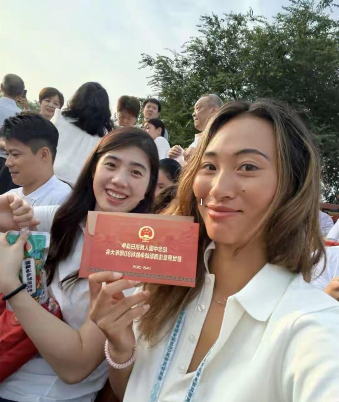 郑钦文张雨菲观看阅兵仪式, 两女神自拍太美了, 散场边走边聊关系好 ​​​