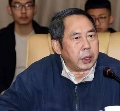 “中国现在向美国投降还来得及！再晚就要‘跪着’了，”2018年，中国专家马臣公开