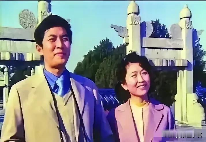 照片拍摄于80年代，唐国强与前妻孙涛的合照。
男的一表人才，女的貌美如花，而且看