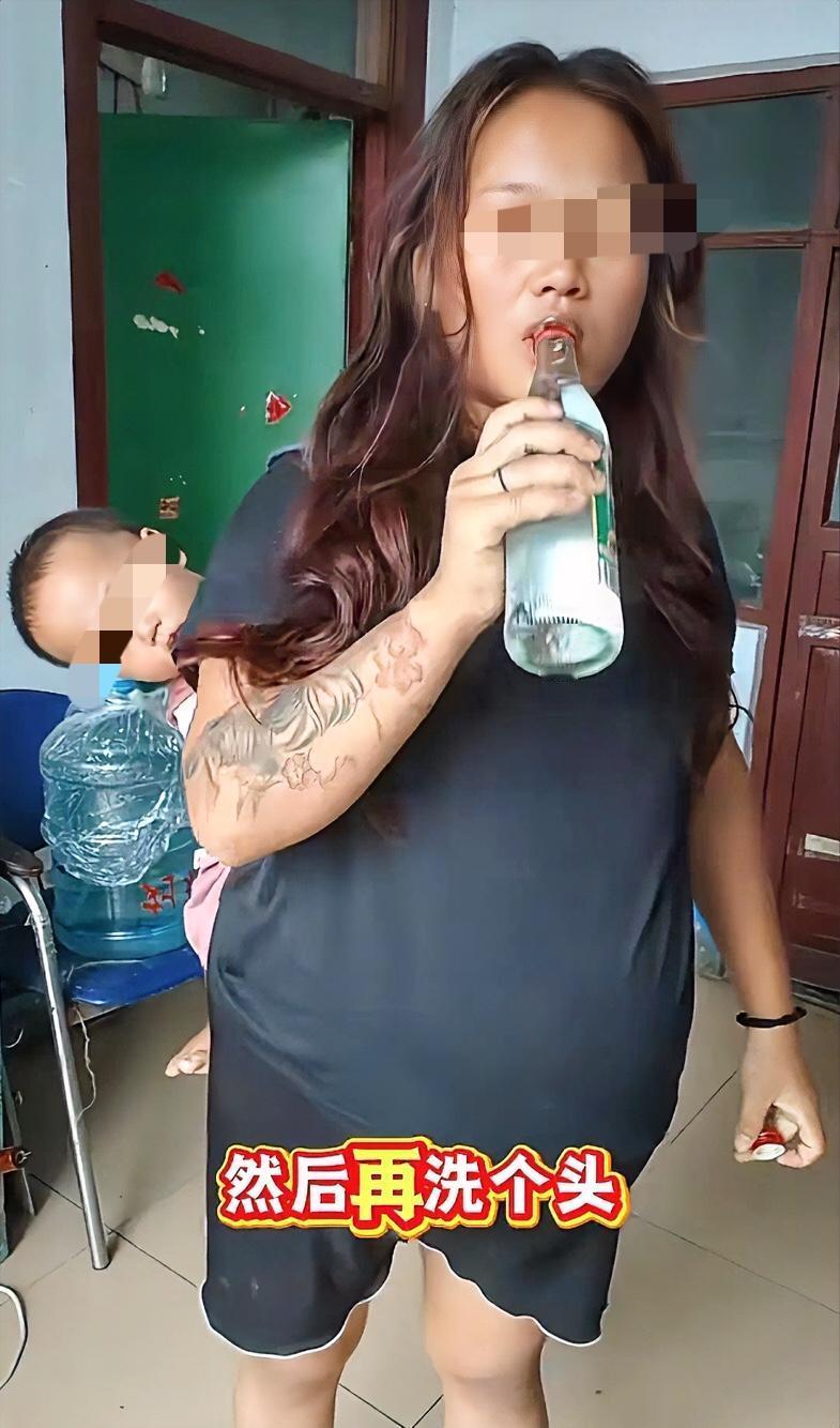 03年姑娘在家生娃还猛灌白酒？这哪是“勇士”，分明是把生育当赌局！老人总念叨现在