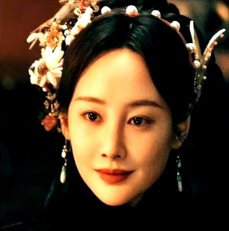 负债200万那天，她问父母借来了房本。
卖房，还债，然后在排练室的地板上，她的逆