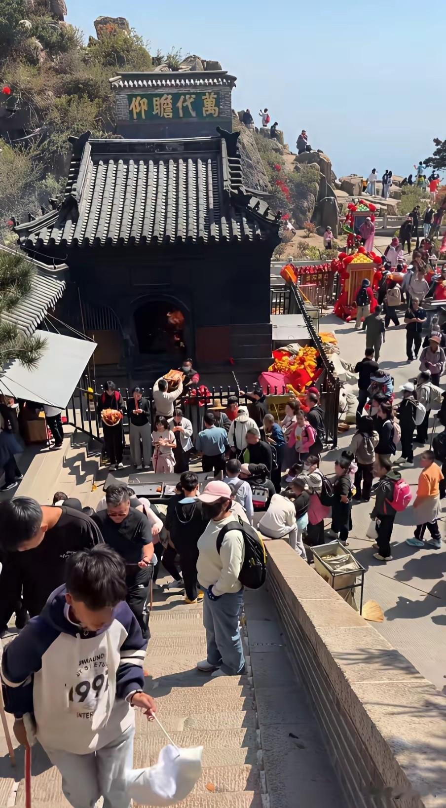 人这一辈子，其实也就一辈子。
 
生下来的时候啥也没有，活到最后还是啥也带不走。