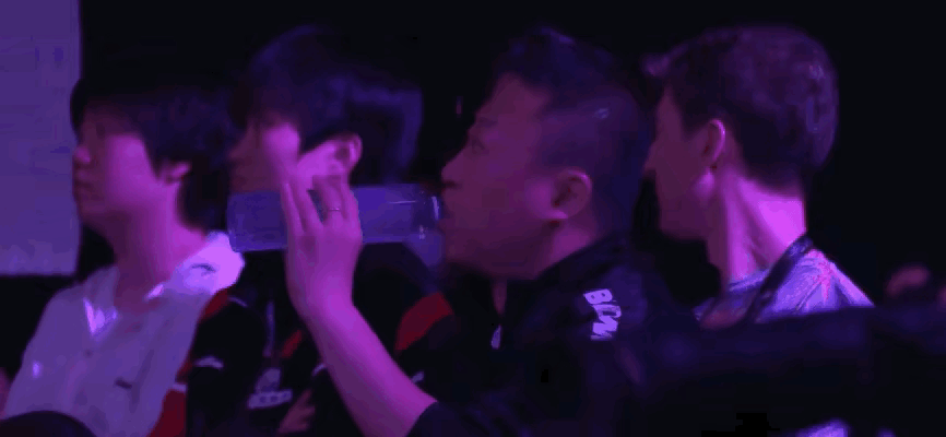 孙颖莎vs石洵瑶孙颖莎4-1赢了，对手是石洵瑶。最后那个球落地，她就进决赛了。 