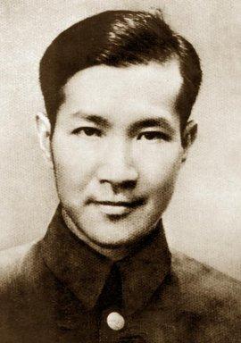 1939年3月11日晚，延安西北旅社的一孔窑洞里，一盏油灯，25岁的诗人光未然朗