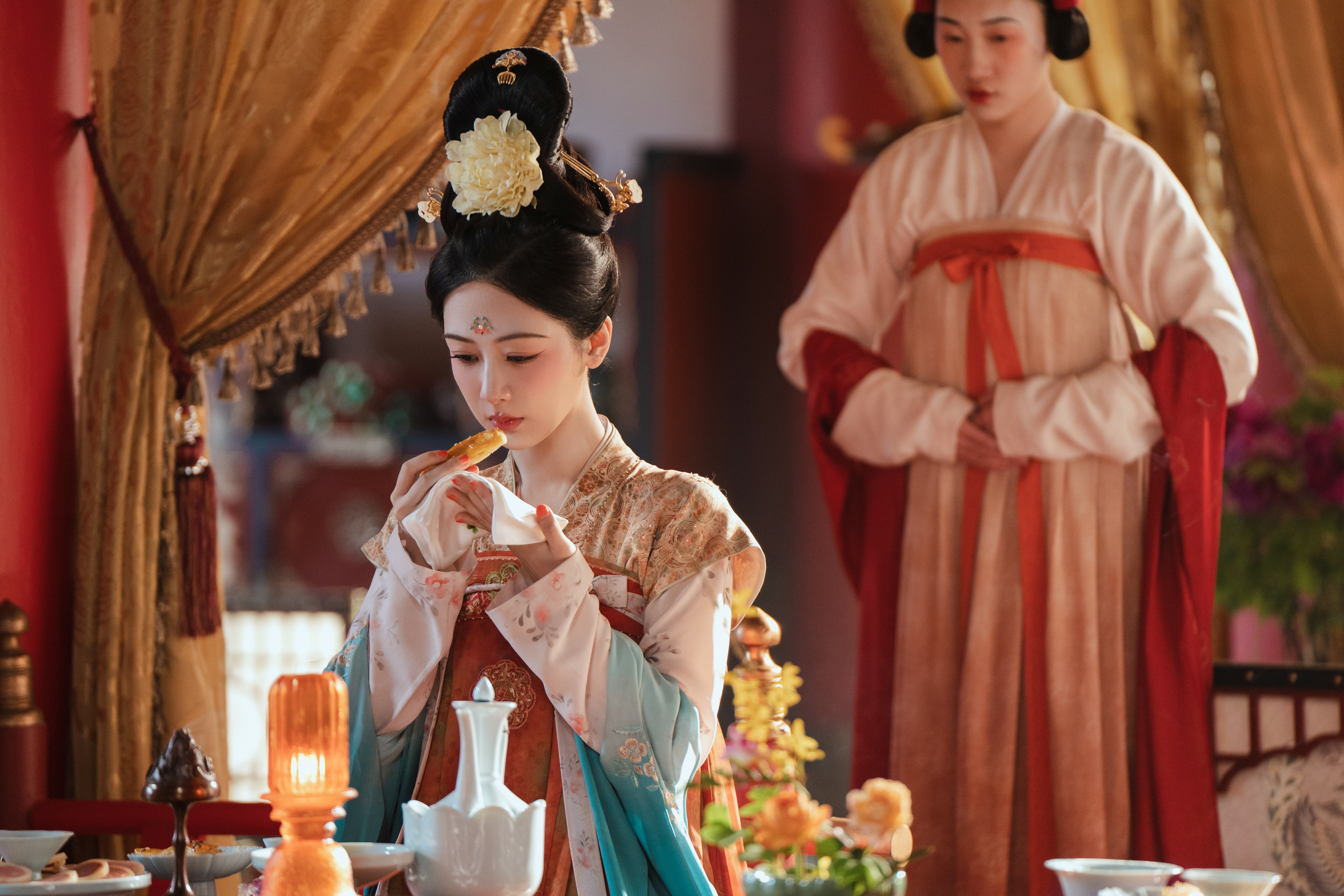 杨紫董竹君车窗探头杨紫  在复制粘贴的时代，你是手写的诗