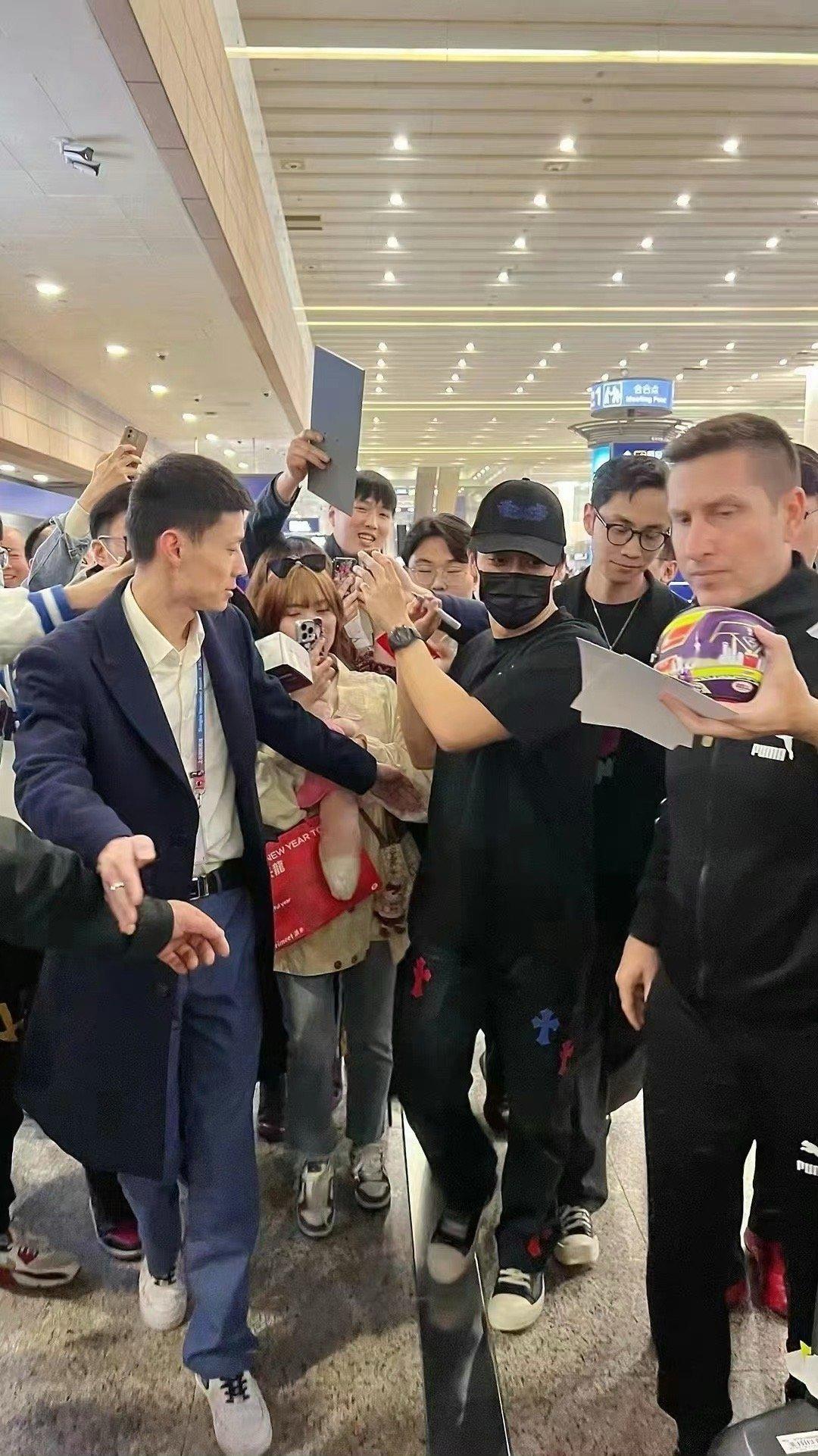 中国首位F1赛车手周冠宇抵达上海！4月19日-4月21日，F1中国大奖赛将在上海