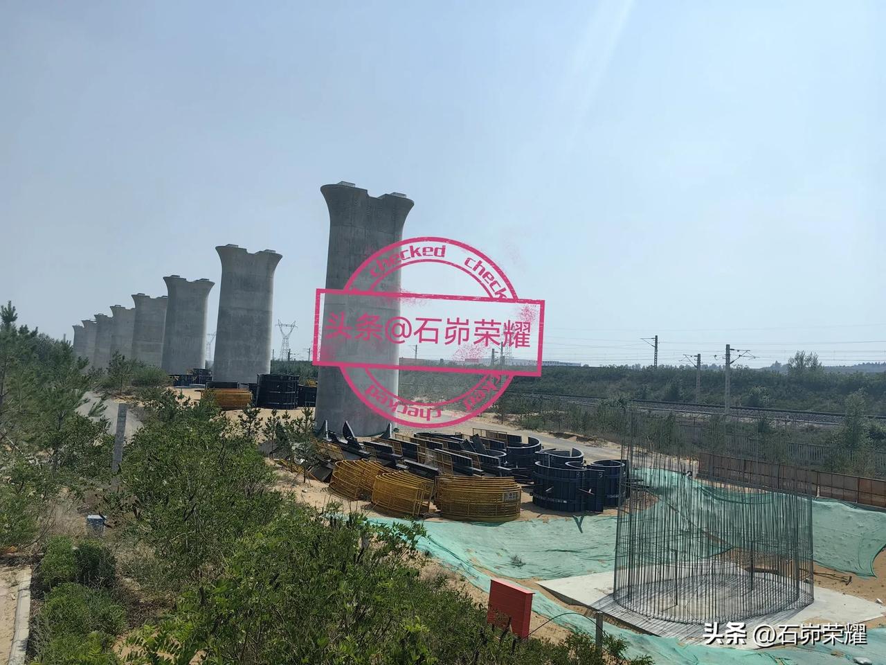 延榆高铁闫庄则跨包西立交特大桥最新进展来了
项目位于榆林高新区南区，闫庄则跨包西