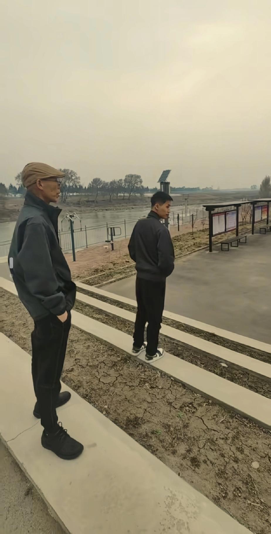 张云鹏和爸爸回到了故乡，那是他小时候生活过的地方。在这里，云鹏是否已被勾起儿时的