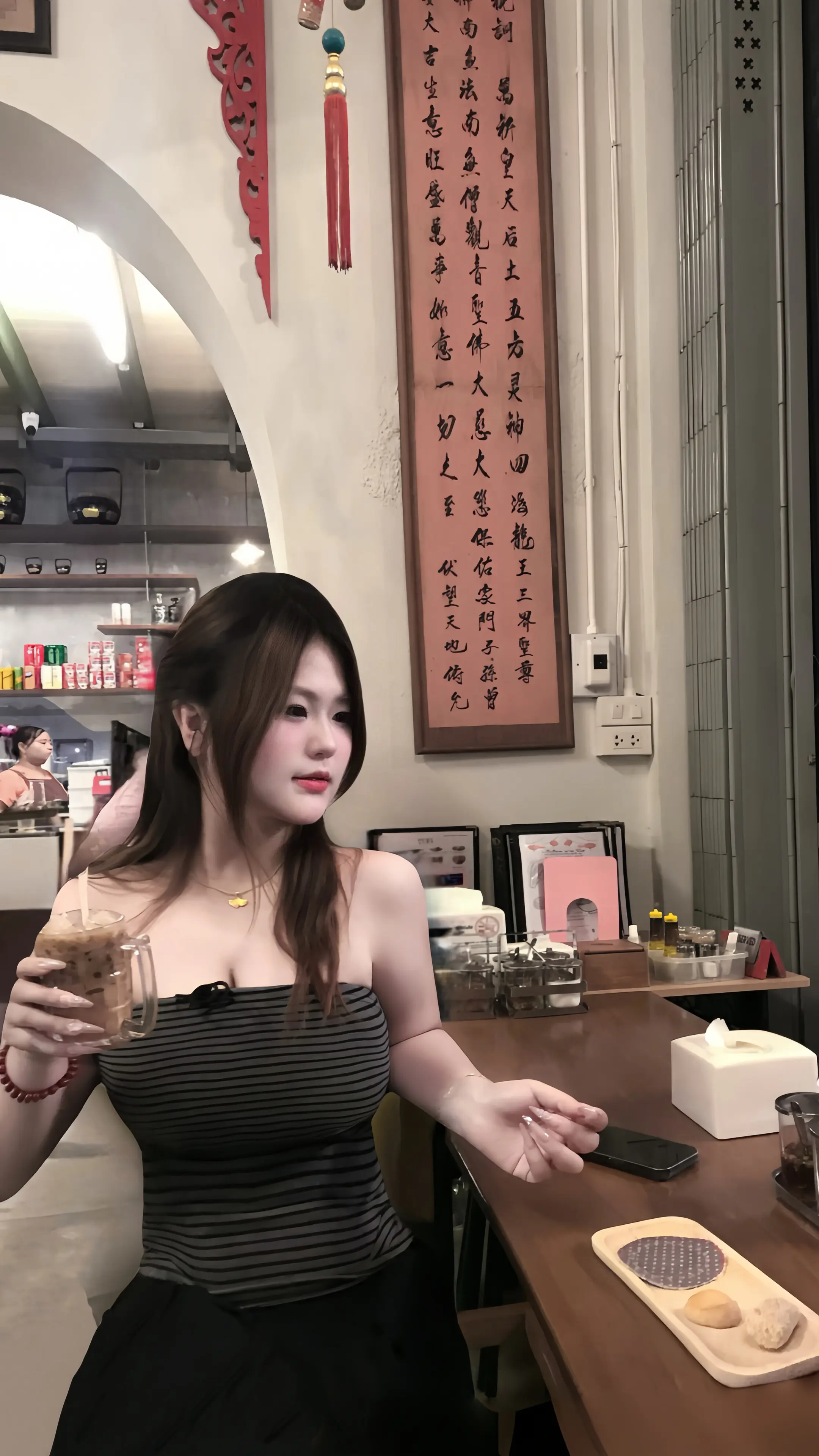 站在伞下看着多少路人甲乙