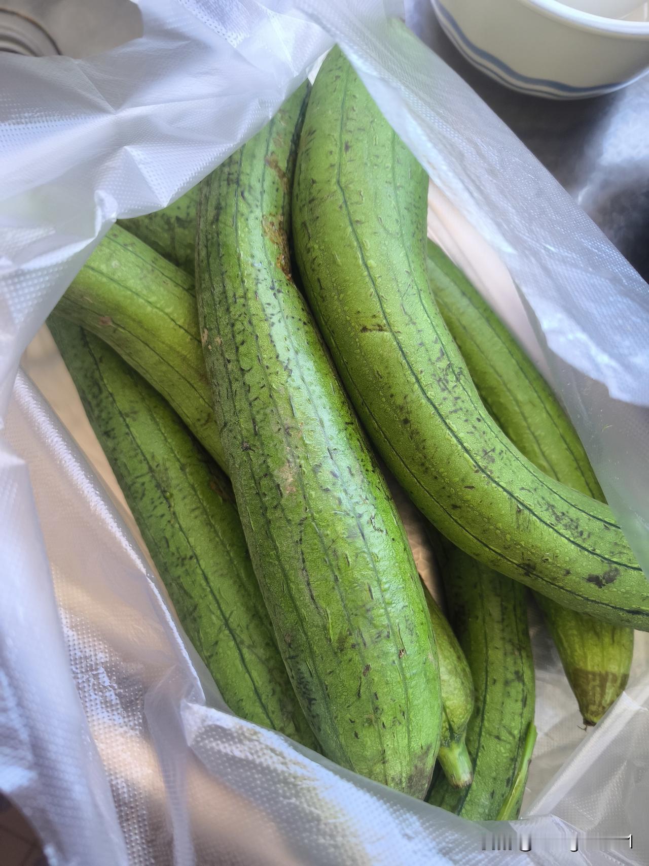 这样的举措，深受老百姓欢迎！
     上午老伴从菜市场买菜回来，一进家门就兴奋