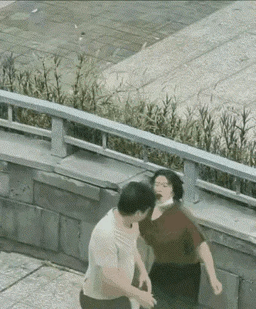 男子被女人打个满脸花忍了！纵然被黑狗掏裆，也没有反抗！随后，女人再次给男人拍了个