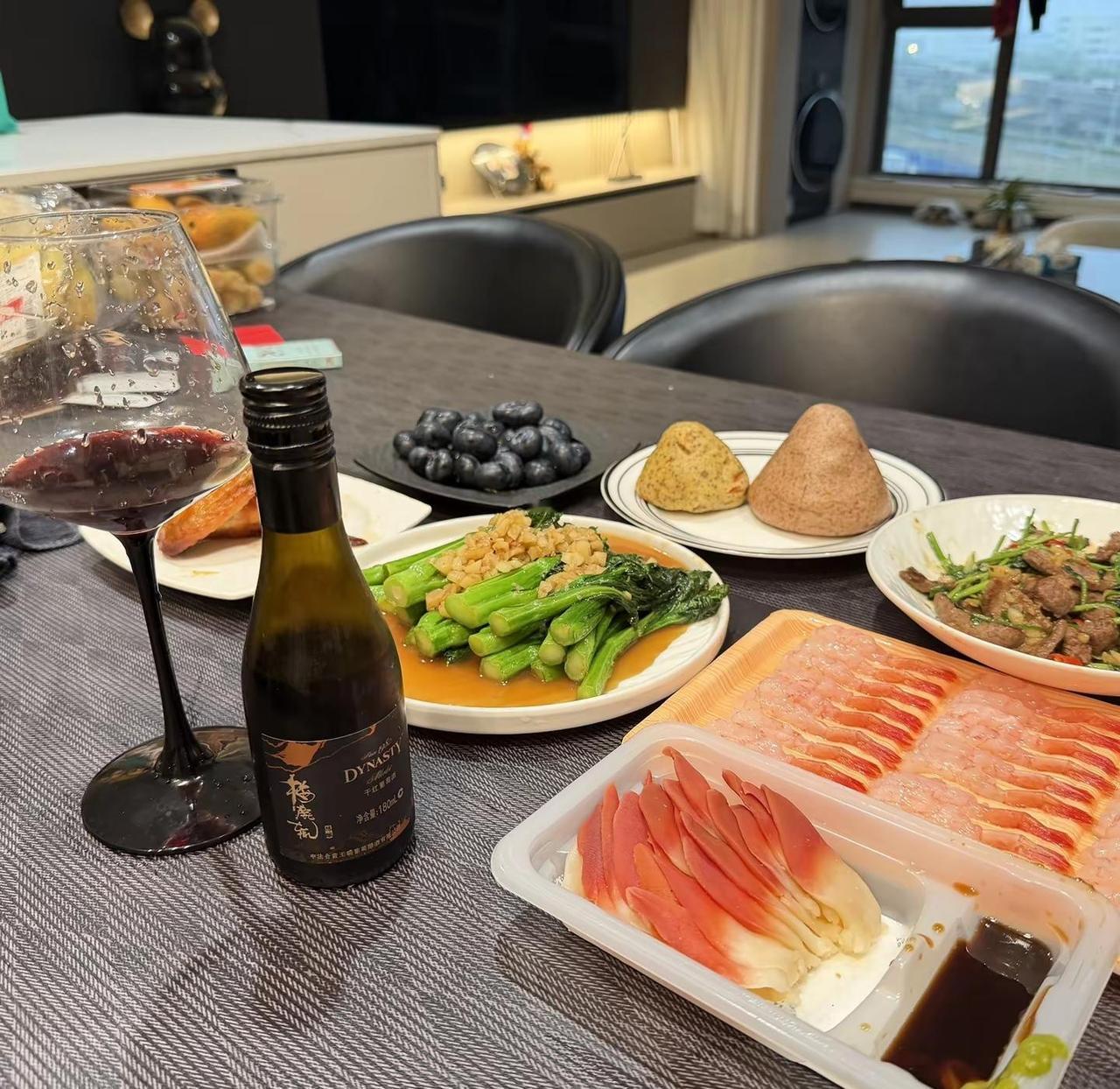 把生活调成自己喜欢的频道杯中有酒，桌上有肉，心中有光生活需要小酌