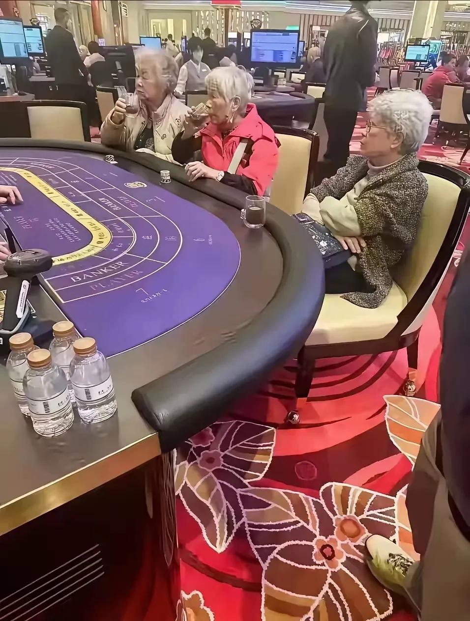 来这里玩的大妈们退休金都不低吧？