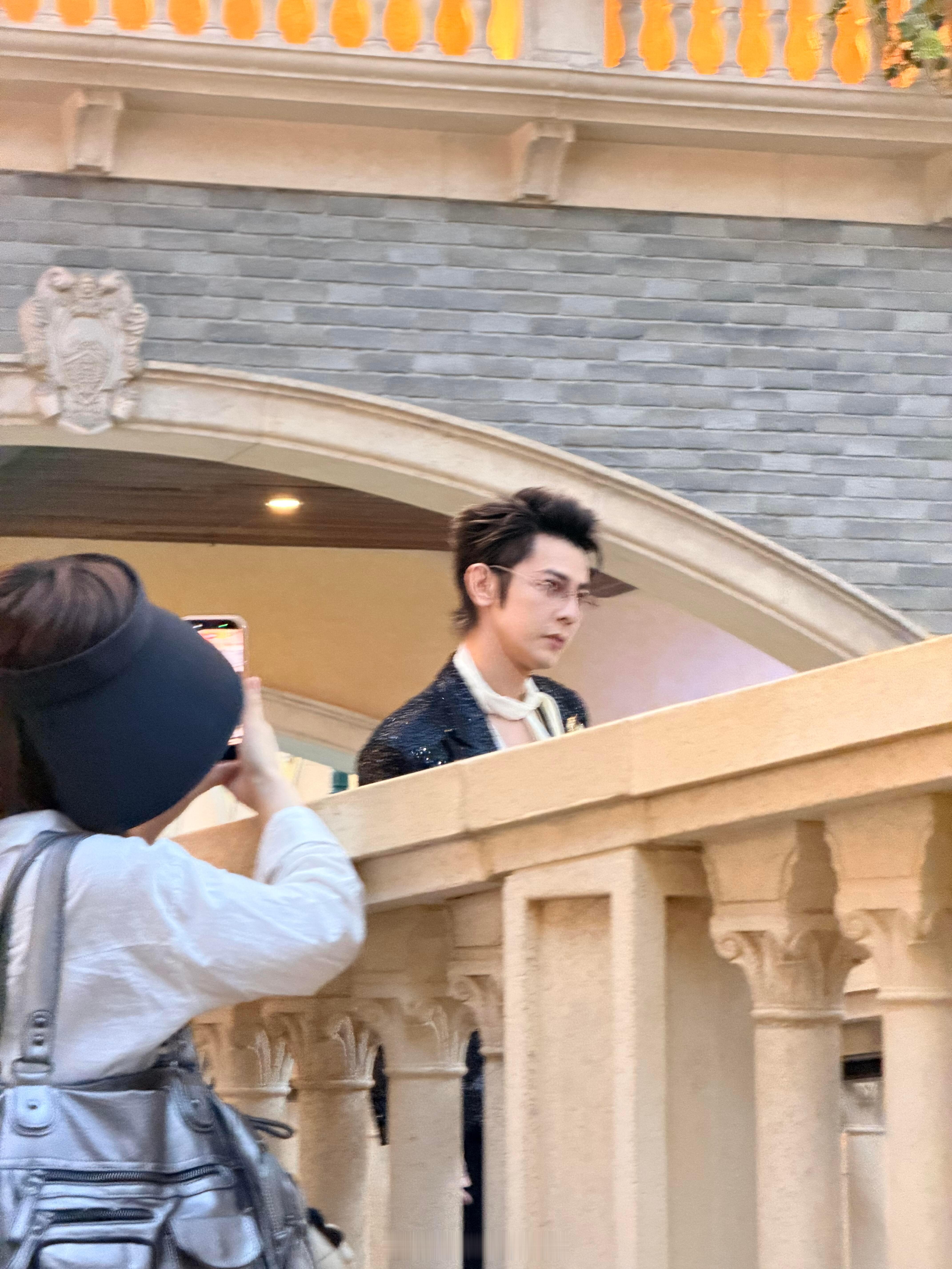 汪东城三次元帅得很夯2米距离跟着明星乘电梯🤭一路跟着后面走上电梯，状态超好。明