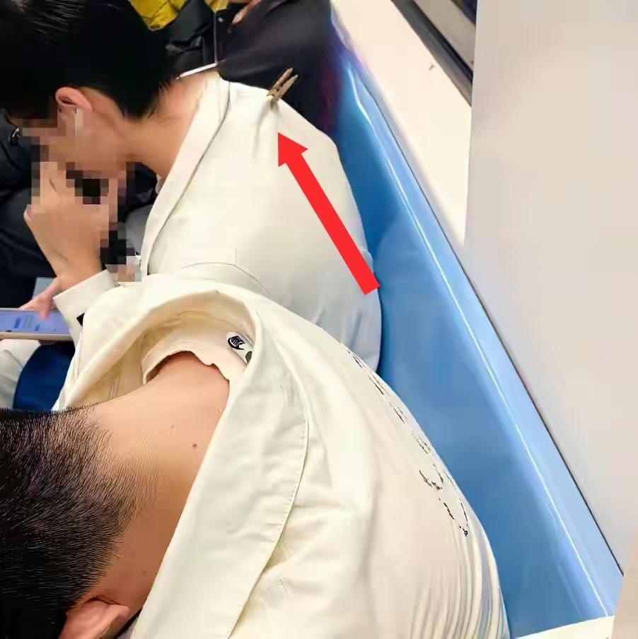 这个小伙子够粗心，穿的衣服是从晒衣架上拿下来，夹子还在上面就这样穿着出门了。