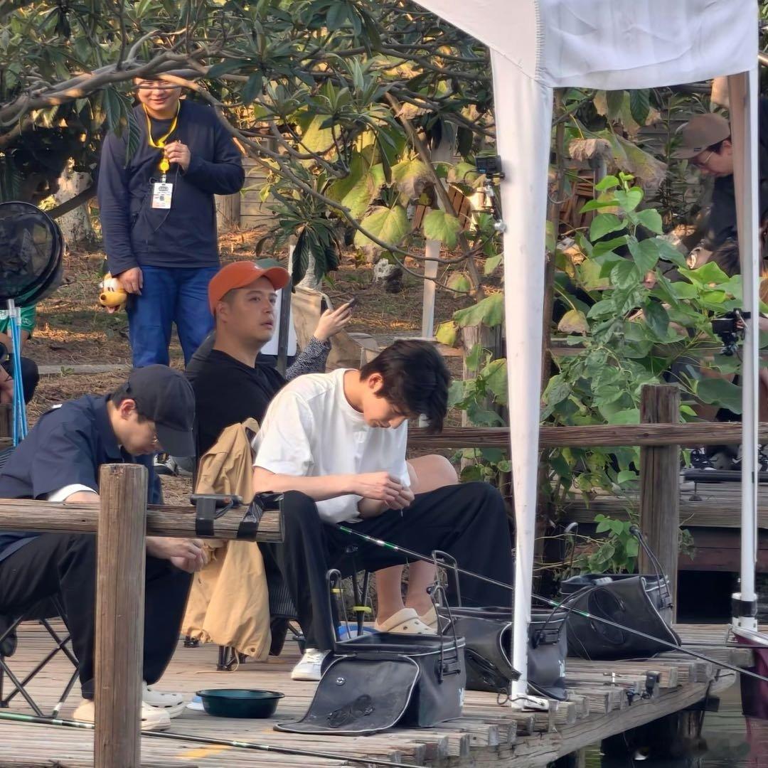 乌镇偶遇张凌赫张凌赫乌镇录制向往的生活 乌镇偶遇张凌赫，好帅啊 ​​​