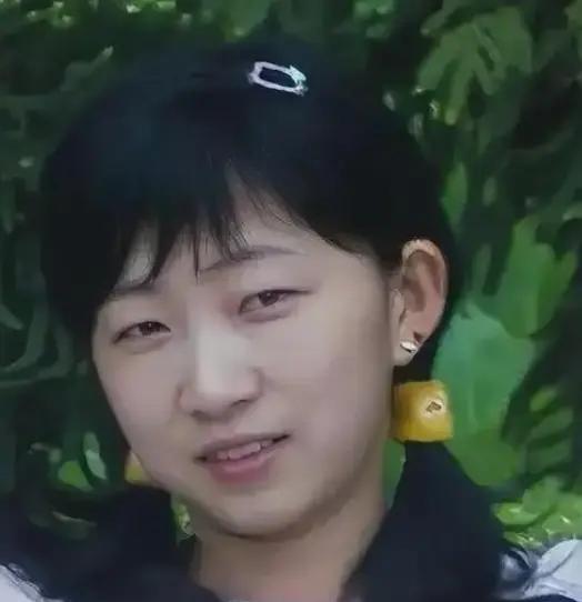 1968年，林碧春在18岁时远嫁47岁非洲总统，成为王妃，婚后备受宠爱。但生下两