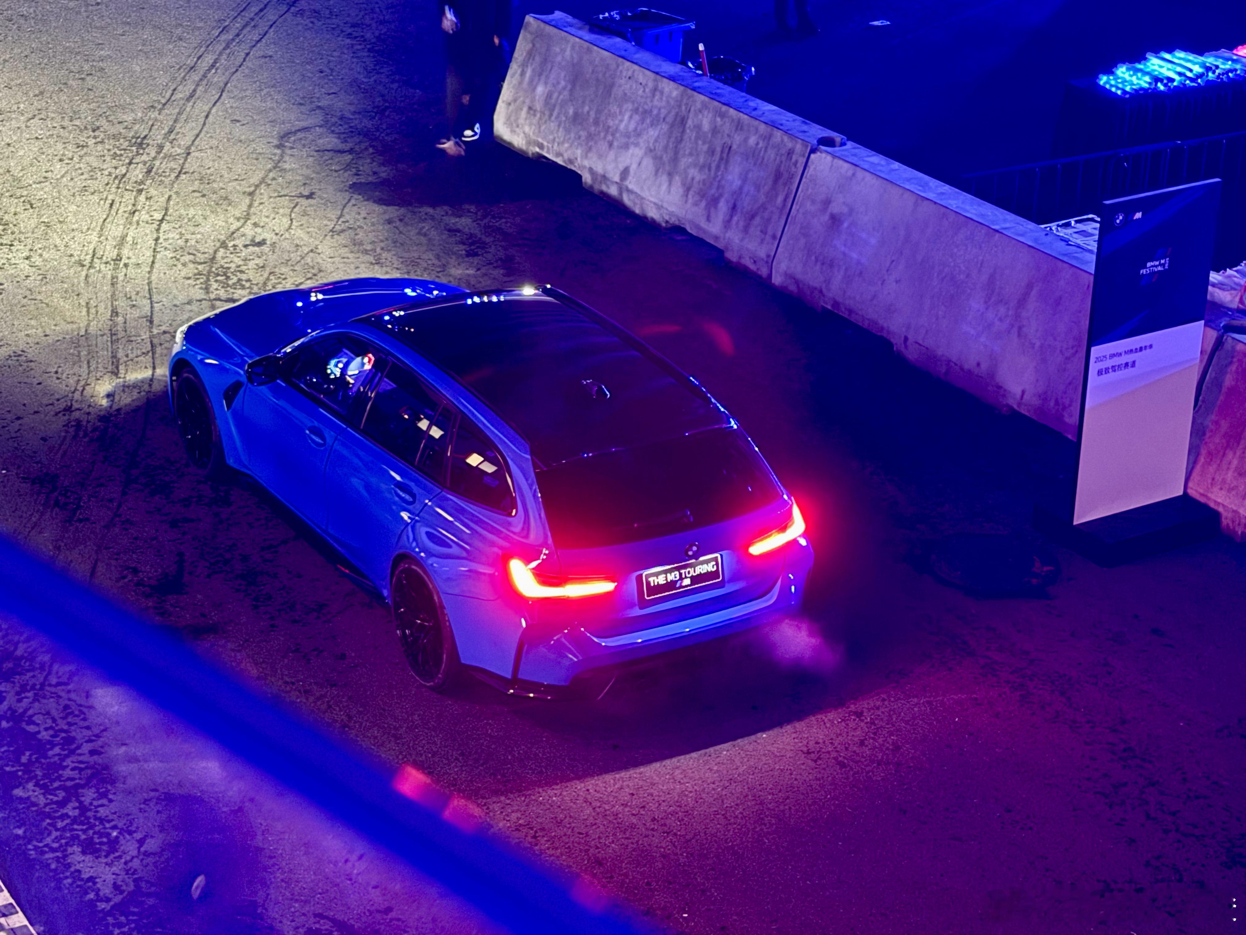 抓拍到一台正在侯场的宝马M3 Touring旅行车，就等呆会儿公布价格了 宝马m