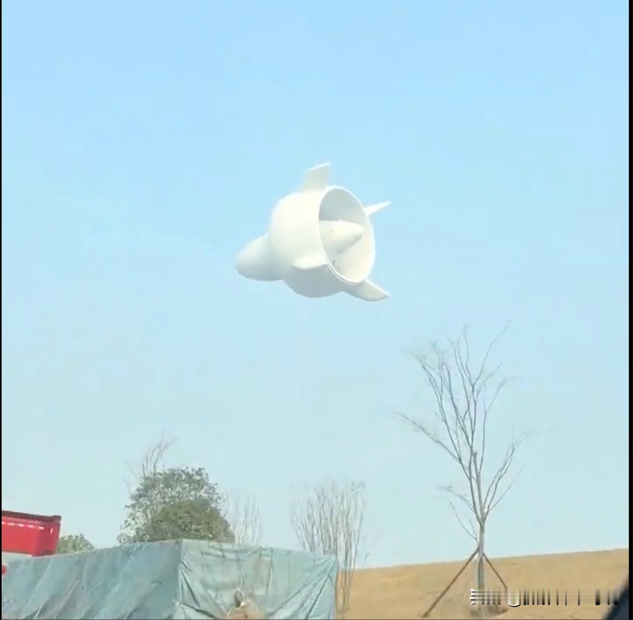 这样的风力发电好科幻，是不是很像飞艇。这就是我国新研发的风力发电装置，他不像传统