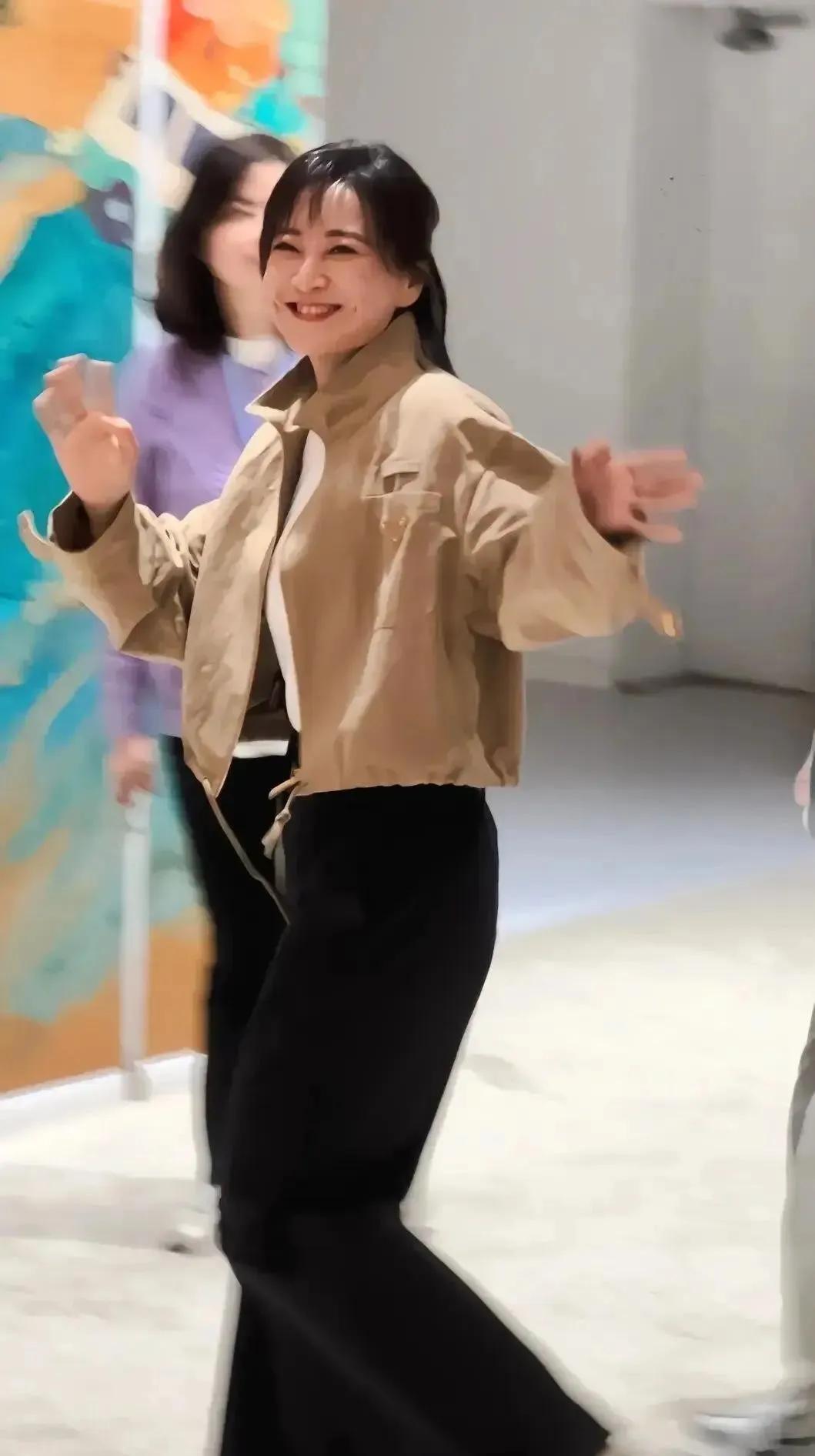 贾玲减肥成功后大变样！卡其色短外套+黑裤，利落又时髦，整个人轻盈又有活力，差点认