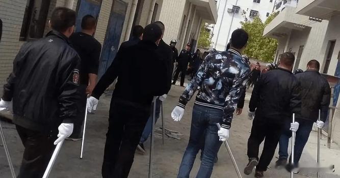 “这霸王餐的代价也太大了！”浙江，一男子在饭馆吃霸王餐后，老板找其讨要，男子觉得