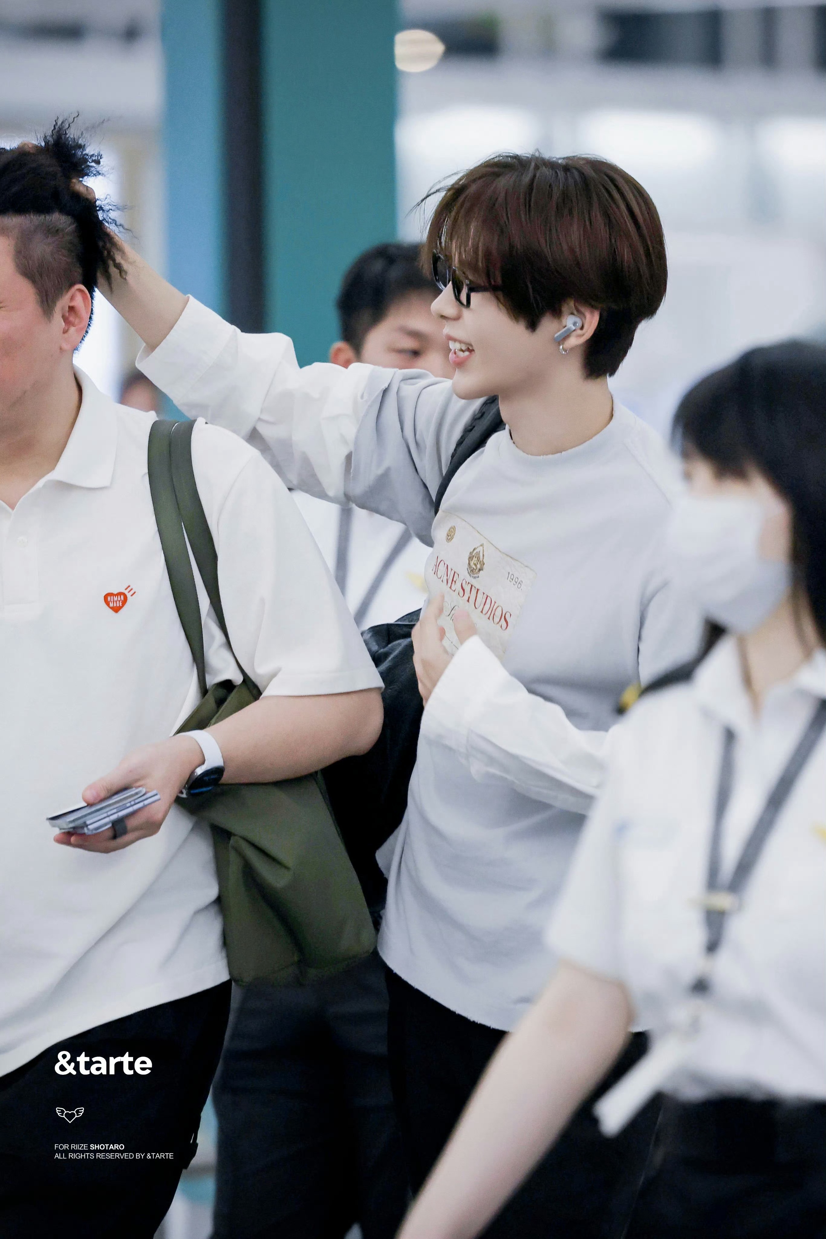 眼镜男我败给你们了 ​​​