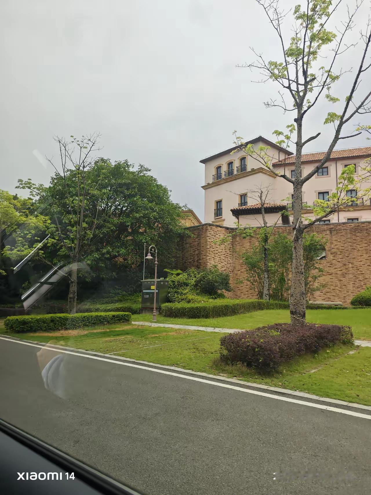 今天来华为出差，亲眼所见直接被狠狠惊艳到了！
原本以为大企业都是冷冰冰的写字楼、