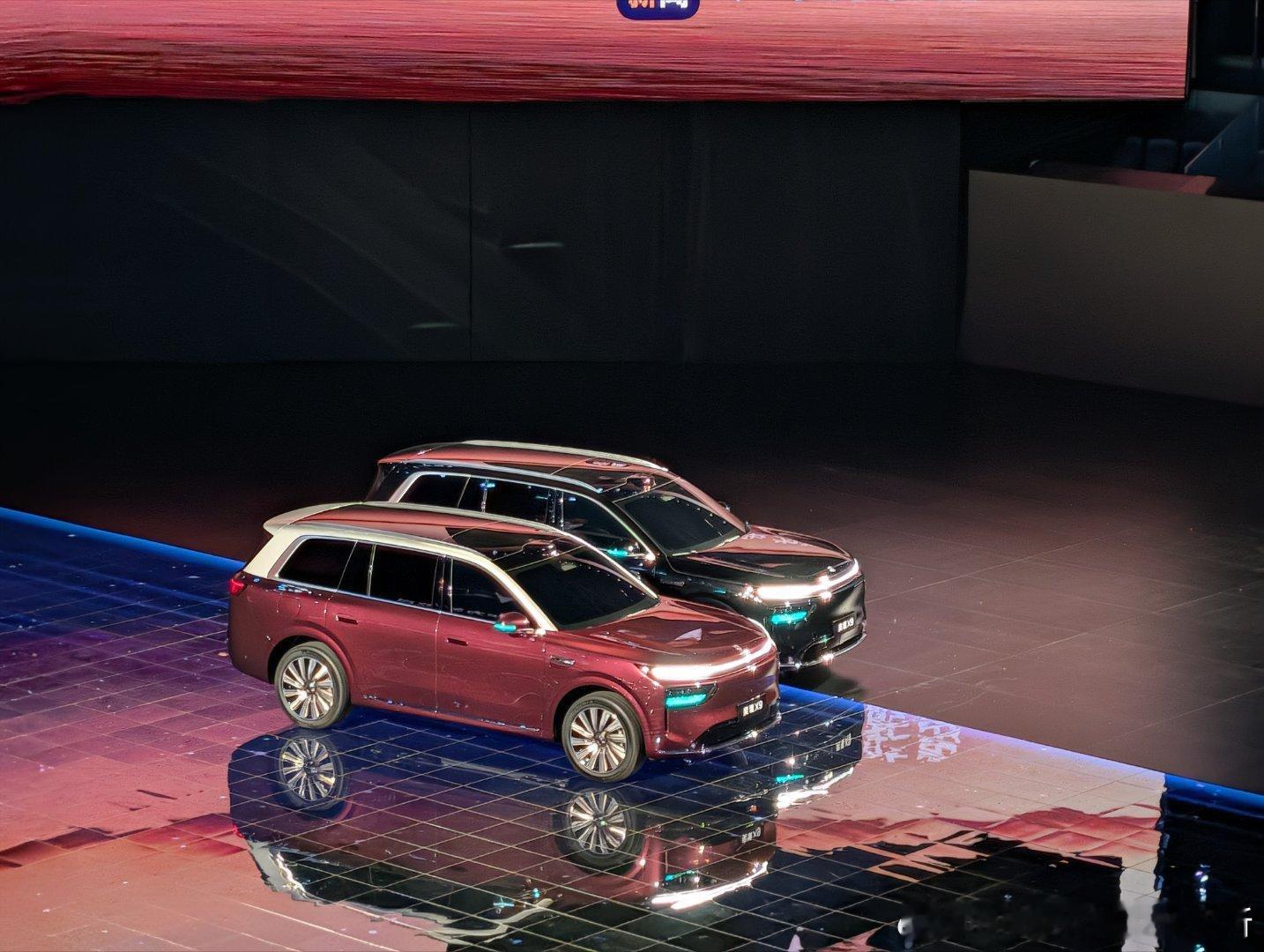 奕境品牌logo，第一台车是六座的奕境X9。车长超过5.3米。标配896线激光雷