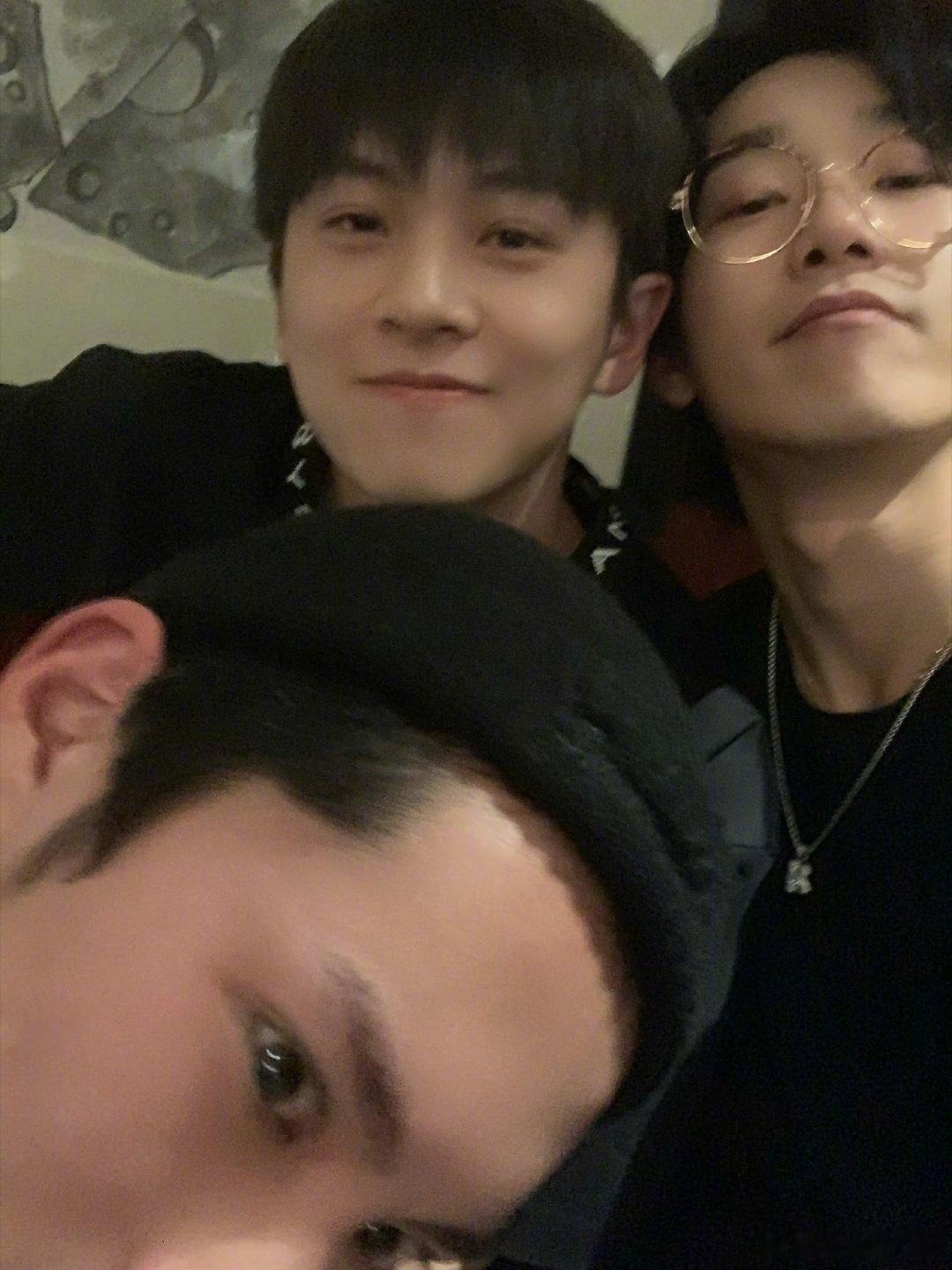 亲爱的客栈全员晒8年前照片时间过得真快！大家都褪去青涩变成超级厉害的大明星啦