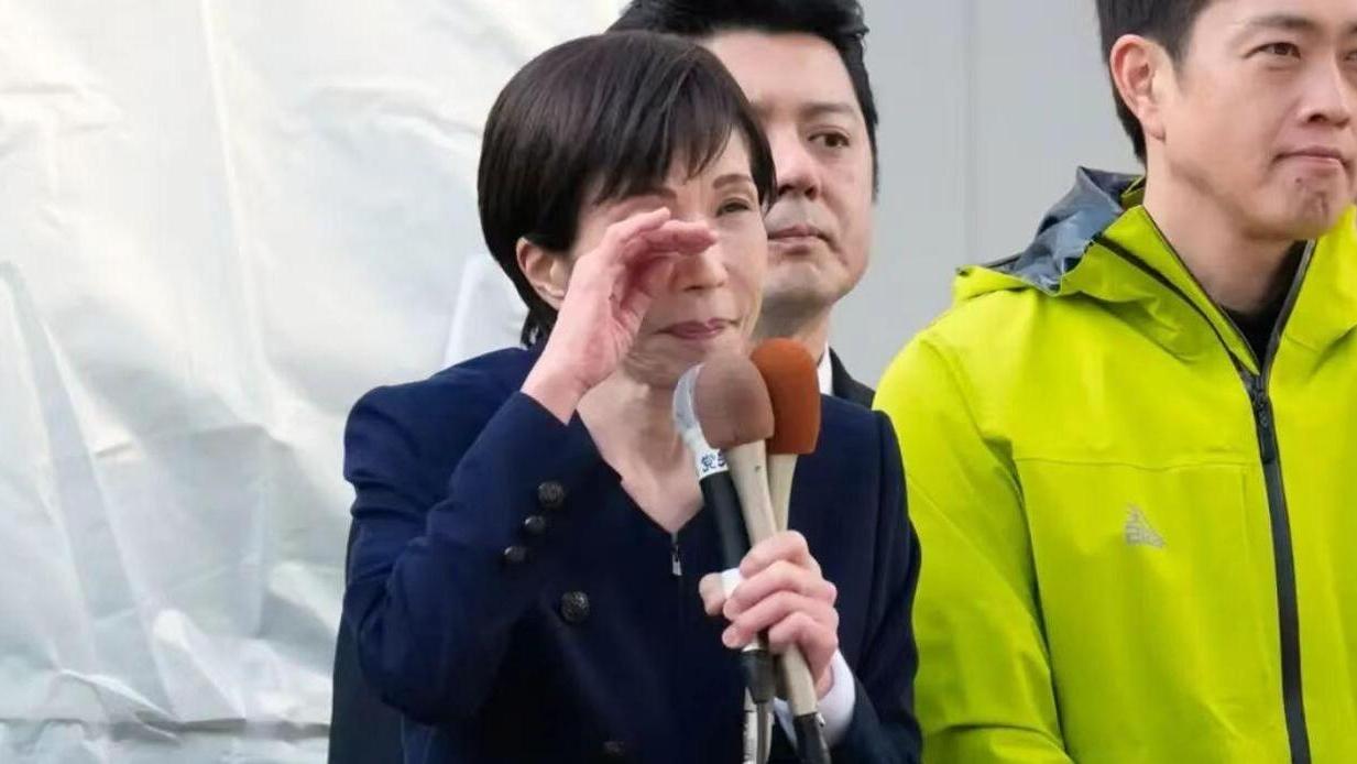 高市早苗近日在东京街头大诉“委屈”，声称自己被“曲解”，还想让北京“高抬贵手”。