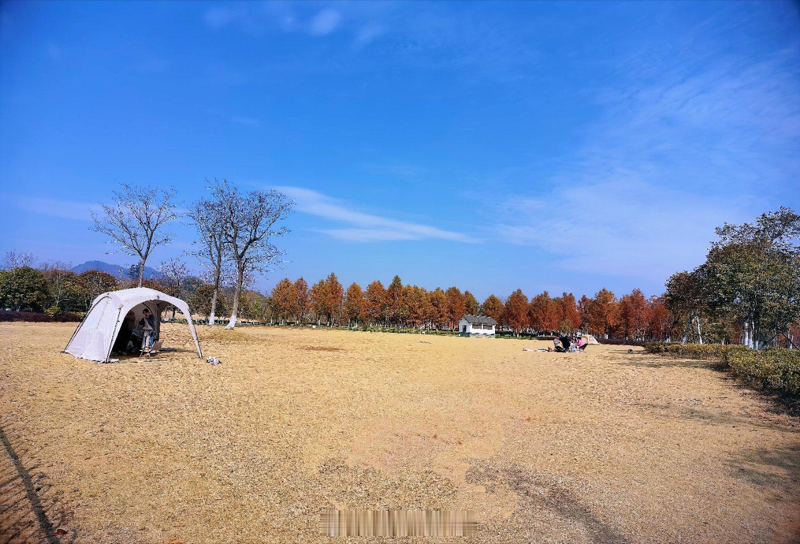 开着车走着走着，太阳☀️终于从云朵后探出头来，景色也靓丽了许多[坏笑] 