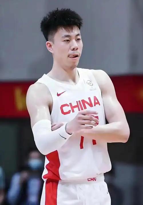 从咬死550万不放，到最终妥协让步，辽宁男篮不是怂了，而是看清了局势。强留一个心