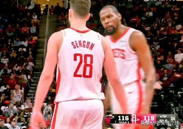 申京的多余操作，杜兰特当场表达不满。

这本该是火箭能够杀死比赛的一球，而且机会