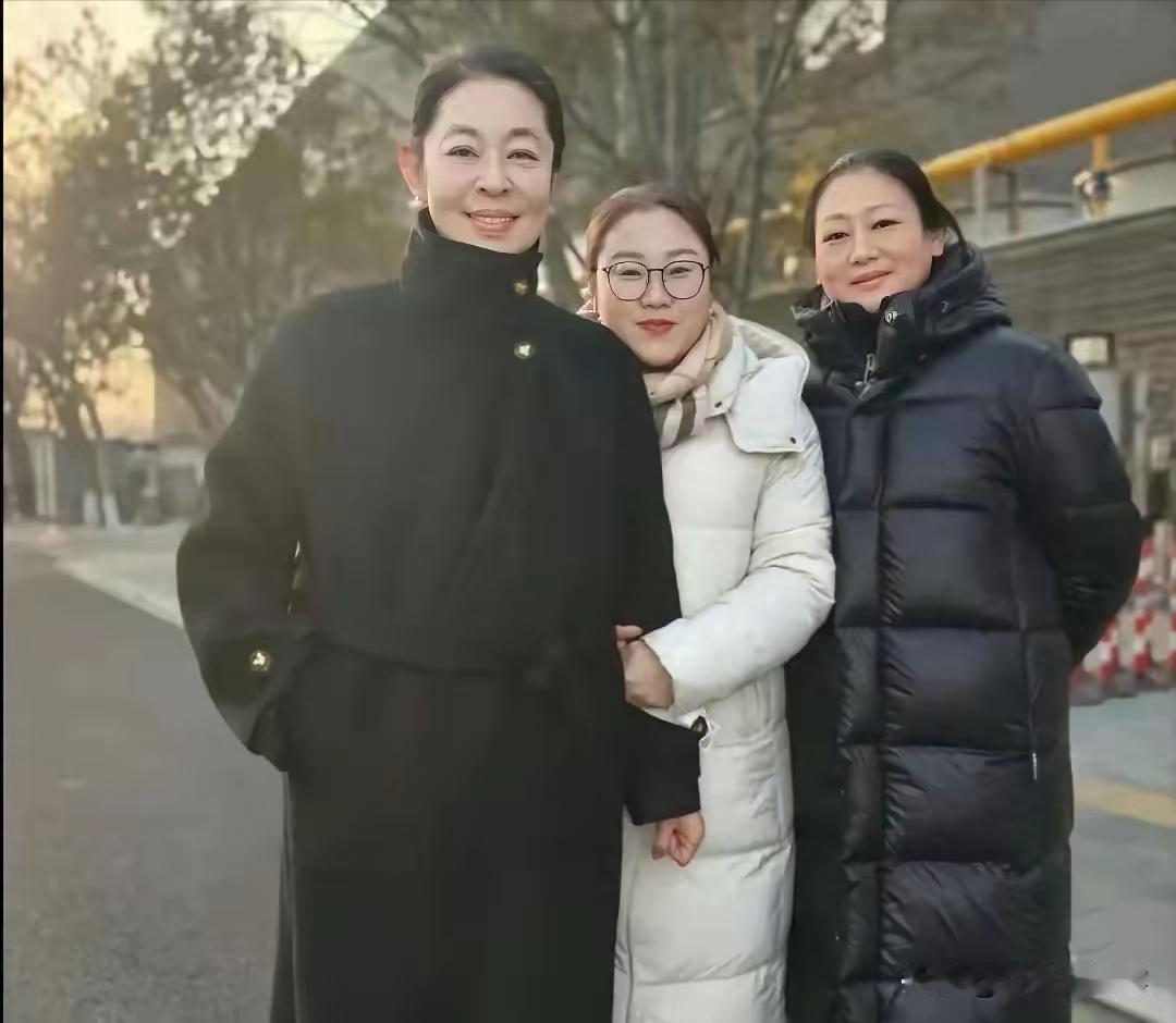 瞧瞧倪萍这大个，比那俩人高出一头。这让我想起我同学她姥姥说的那句话“大个门前站，