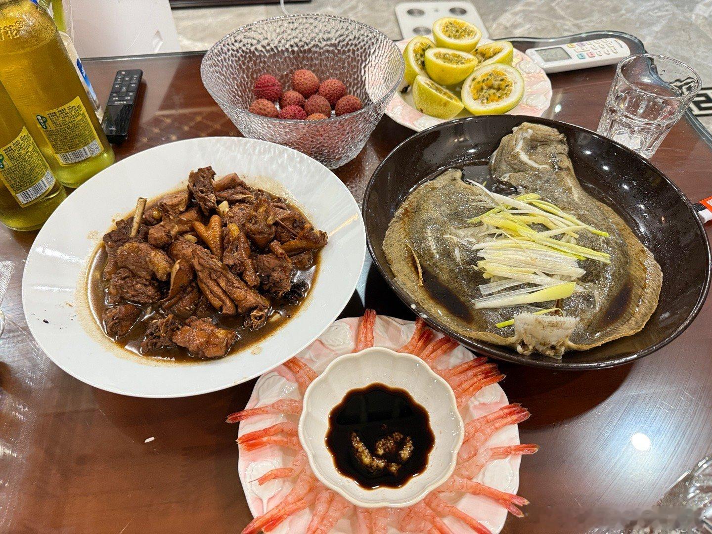 周末家里来了俩朋友，做了个泰山炒鸡，蒸了个多宝。老话讲：世界炒鸡看中国，中国炒鸡