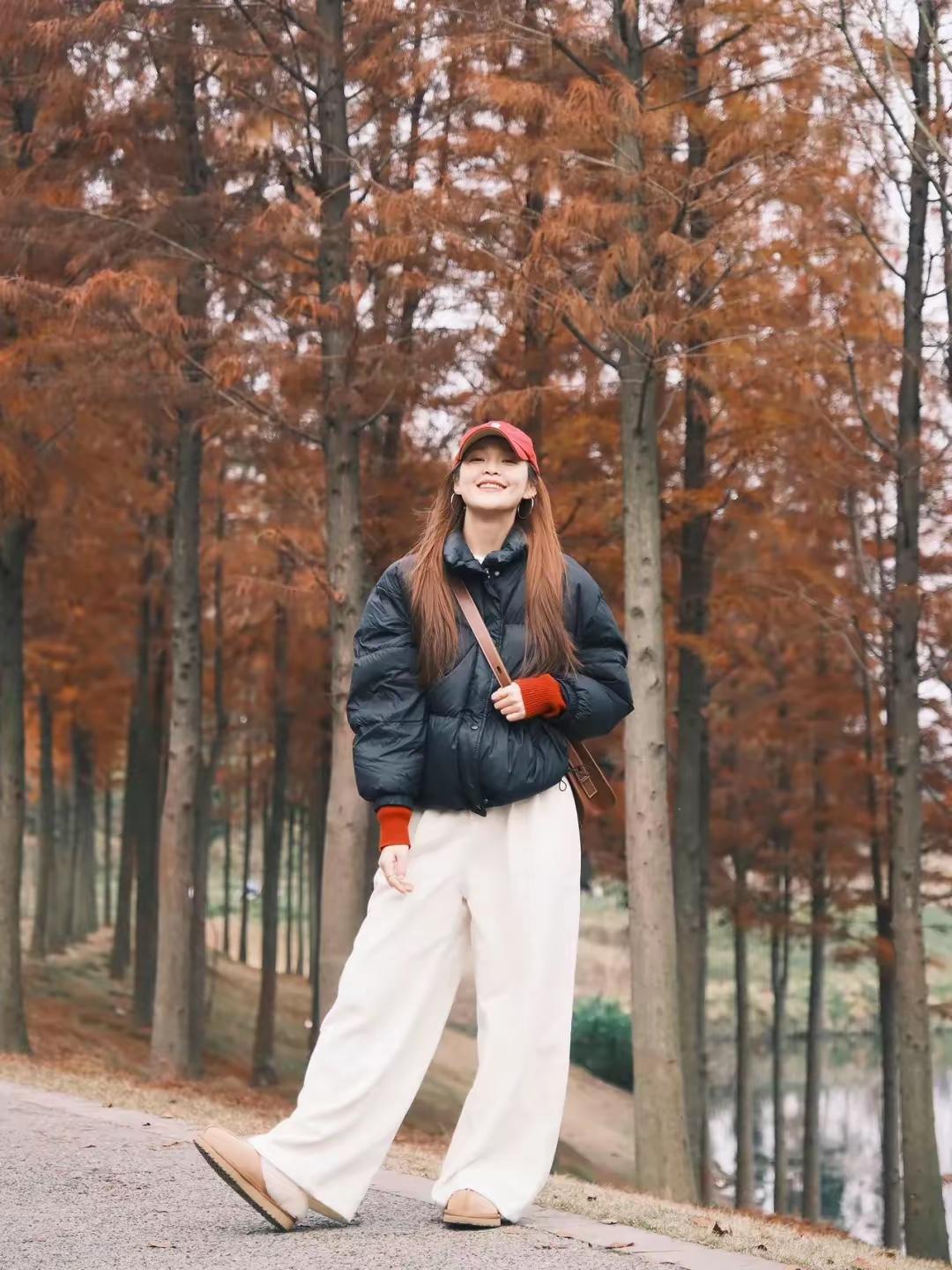 🍂 把烦恼丢进杉树林的风里，用松弛的姿态接住冬天的浪漫。
红帽、黑羽绒服、白裤