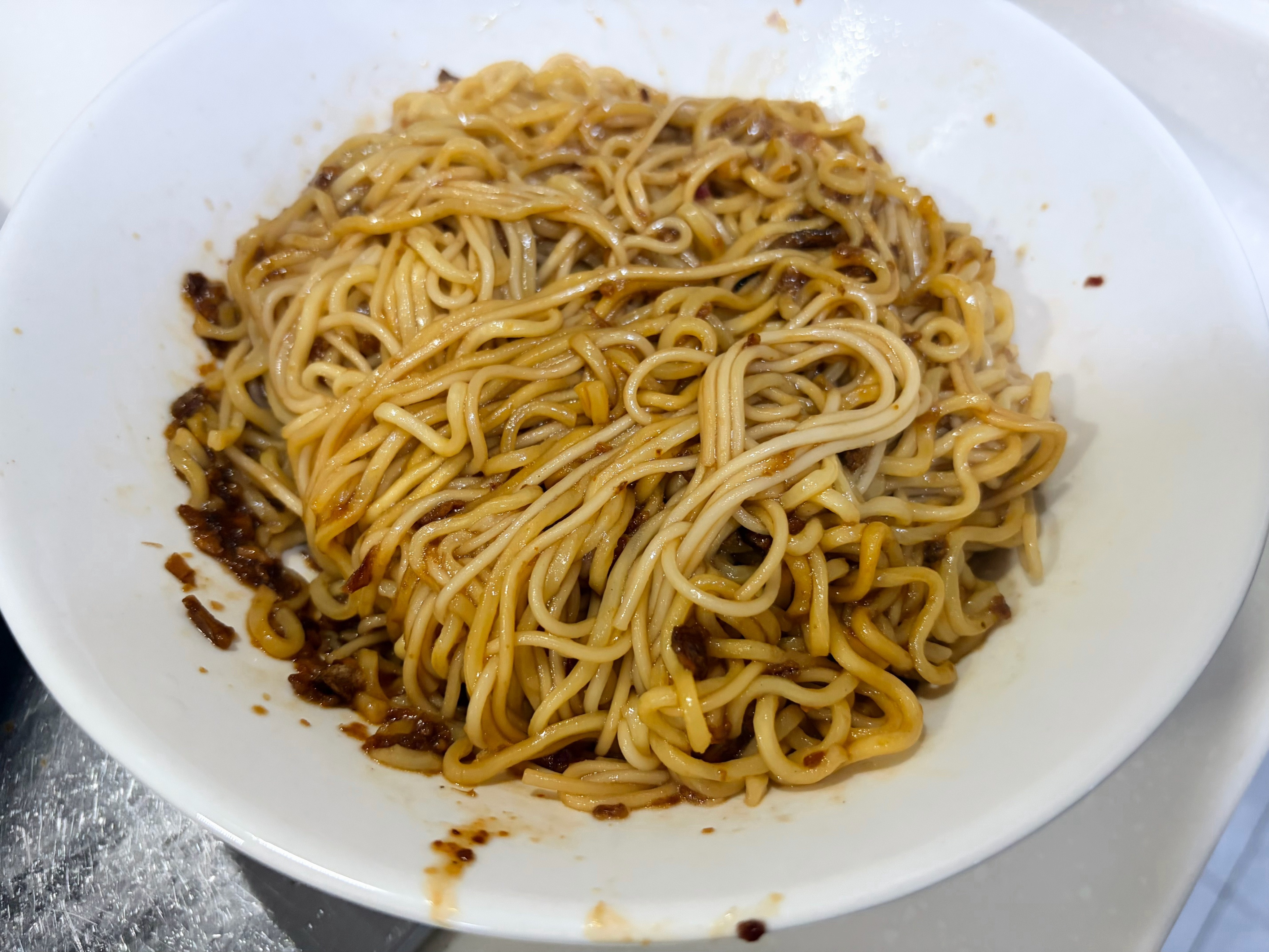 在家吃饭能懒到什么程度一个人在家就煮个方便面，然后拌一拌就吃了 原来身体给的保命