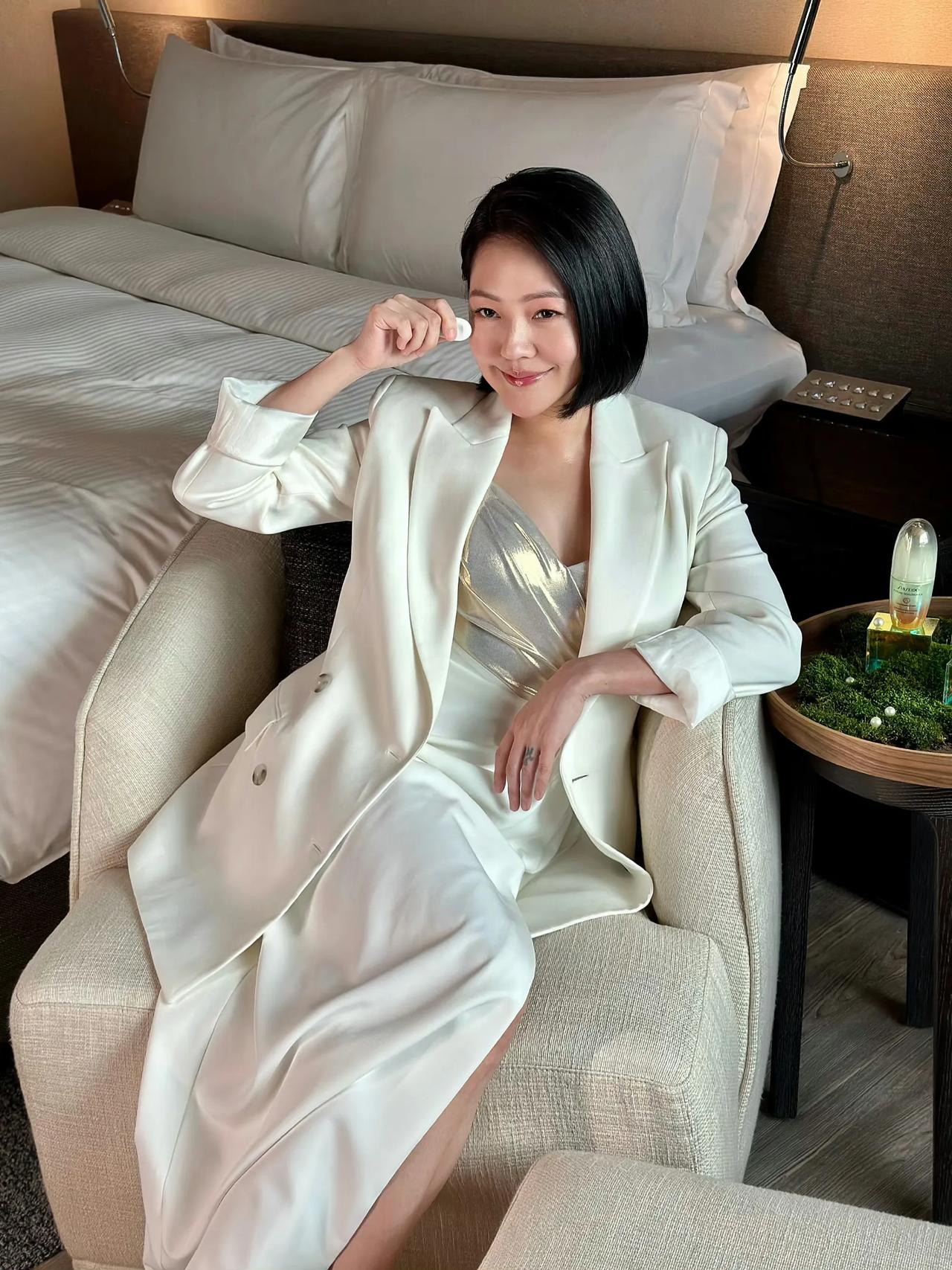 小S出席活动造型释出，白色西装搭银色晚礼服彰显出高雅热辣，尤其是坐在沙发上的摆拍