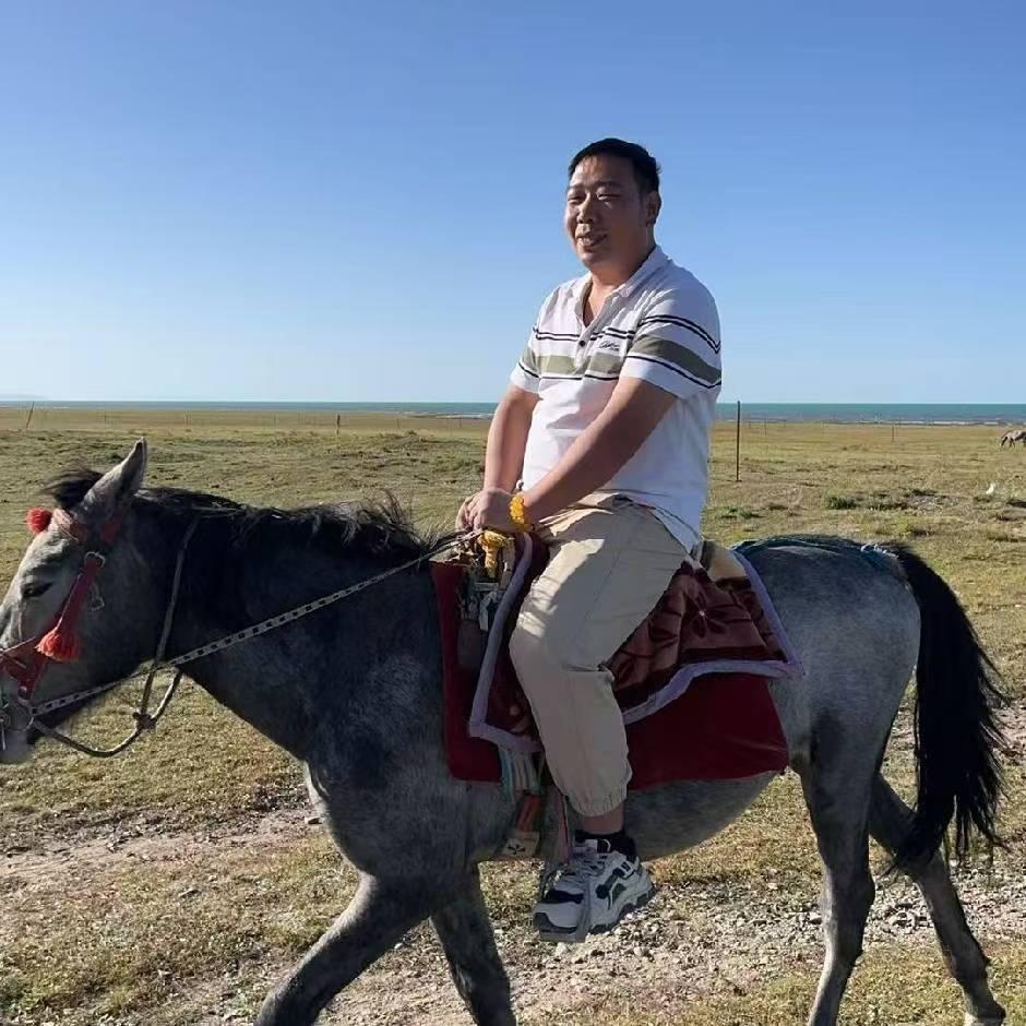 第一次骑马，完全不像想象中那样驰骋草原的快感，全身都是紧张的，在马背上掌握不了平