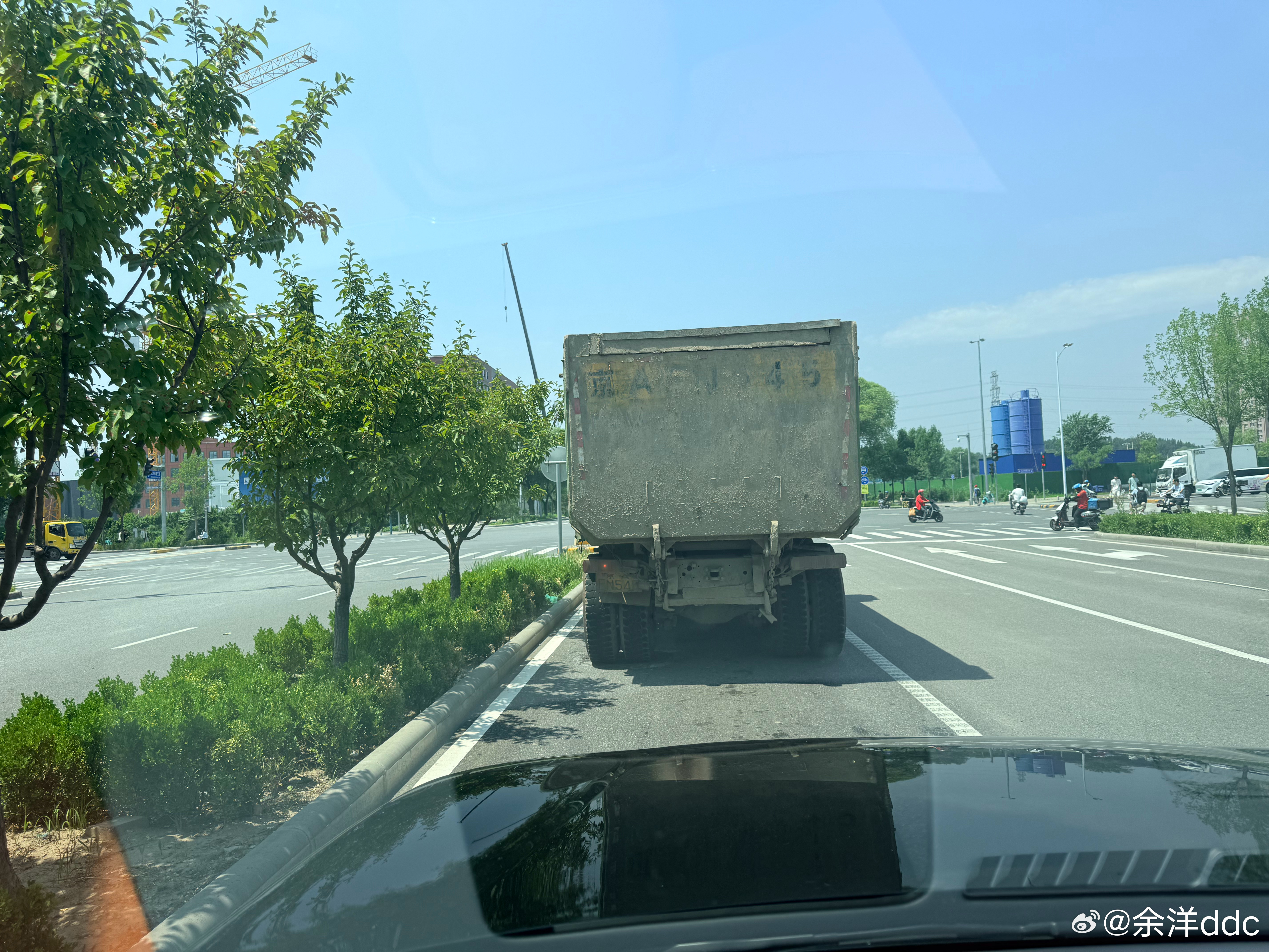 似乎不管在哪里，渣土车都是法外狂徒，前几天就这附近压扁了一个两轮… 北京·北航沙